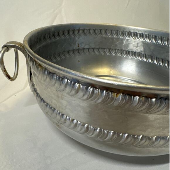 VTG 1950s Hammered Aluminum Covered Casserole Dish with 1.5 qt Pyrex Insert - Picture 7 of 12
